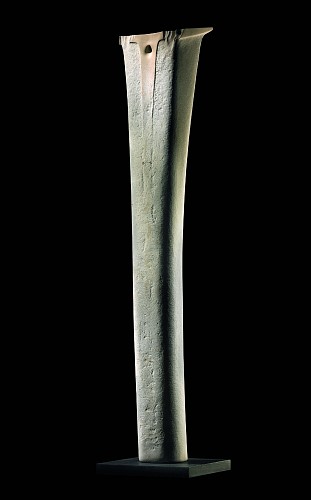 Yves Dana|Offrande, 2012|Calcaire blanc du Sinaï, 125 x 25 x 18 cm|Ref. 545