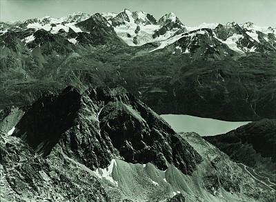 Blick vom Piz Julier gegen die Berninagruppe, rechts unten: der Silvaplanersee, o.J.|Vintage Silbergelatineabzug auf Baryt|17,4 x 23,5 cm|Ref. U. 218