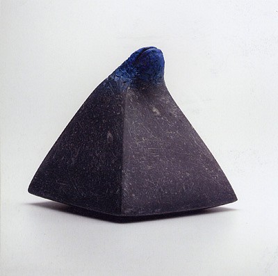 Pyramide serpent mobile, 2004 | Pierre de Soignies | 16,5 x 16 x 15 cm | Ref. 630