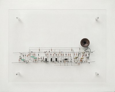 Tonfolgen (Vibrato), 1976 | Elektronisches Relief hinter Plexiglas | 60,5 x 75 x 9,5 cm | Ref. 2/MR