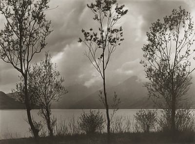 Herbststimmung am Lago Maggiore bei Locarno - Ascona, um 1930|Silbergelatine|17,4 x 23,3 cm|Ref. U. 595